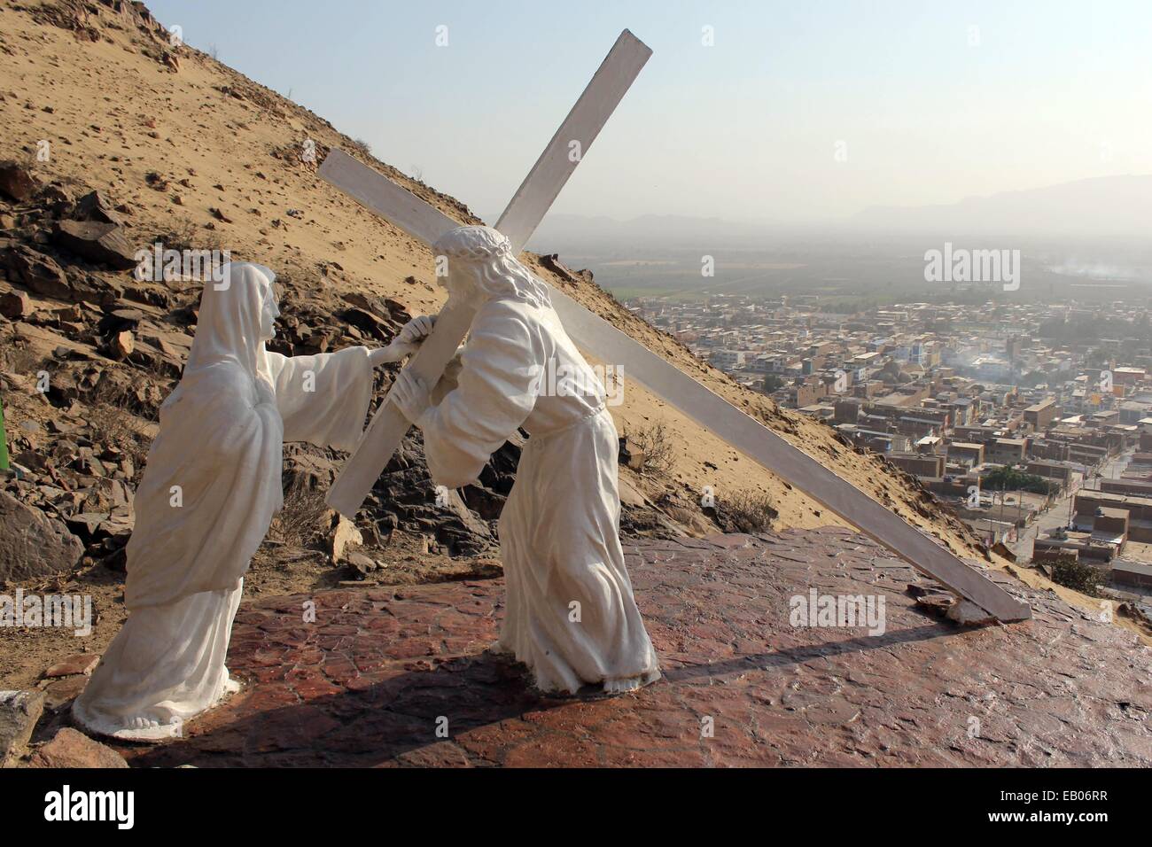 (141123) -- CHEPEN, nov. 23, 2014 (Xinhua) -- un Gesù di Nazaret tenendo un cross statua è visto presso le stazioni della Via Crucis di Chepen Mount, nel quartiere e provincia di Chepen, di La Libertad reparto, Perù, nov. 22, 2014. Le stazioni della croce di Chepen Mount è un religioso scultoreo opera, considerata come la seconda più alta Via Crucis in America e la terza nel mondo, con 777 gradini di pietra e cemento, 14 stazioni e 22 naturale di statue a grandezza naturale realizzate in cemento armato, che rappresentano ciascuno uno degli episodi del calvario via di Gesù di Nazaret e al Foto Stock