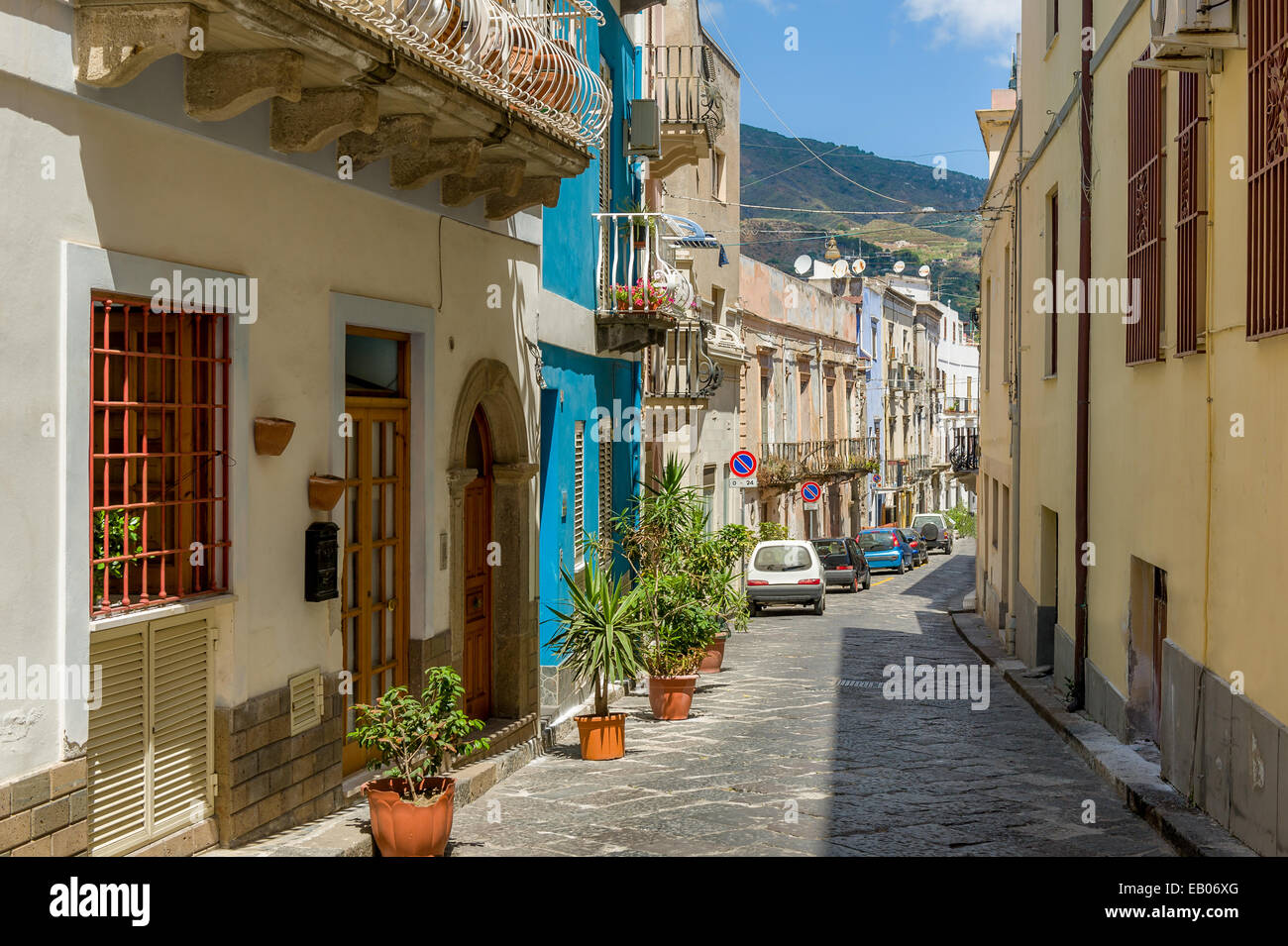 Isola di Lipari colorata Vecchia città strade strette Foto Stock