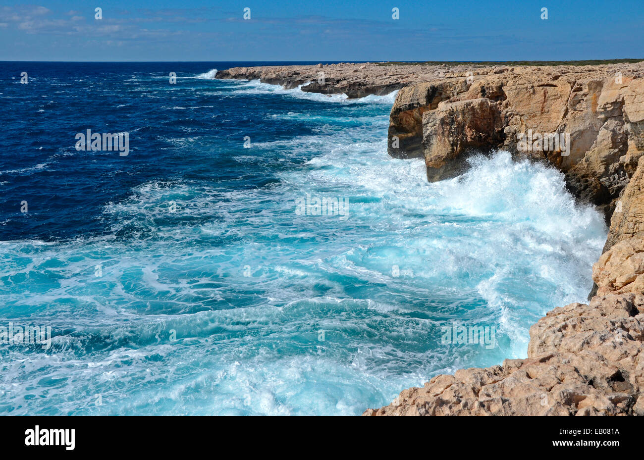 Onde che si infrangono al di sopra del capo roccioso Lara sulla penisola di Akamas Paphos Foto Stock