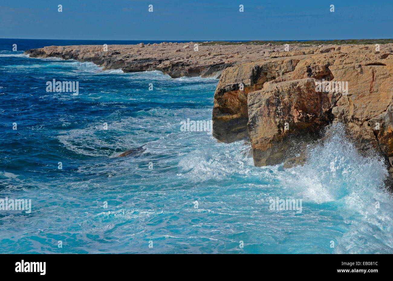 Onde che si infrangono al di sopra del capo roccioso Lara sulla penisola di Akamas Paphos Foto Stock