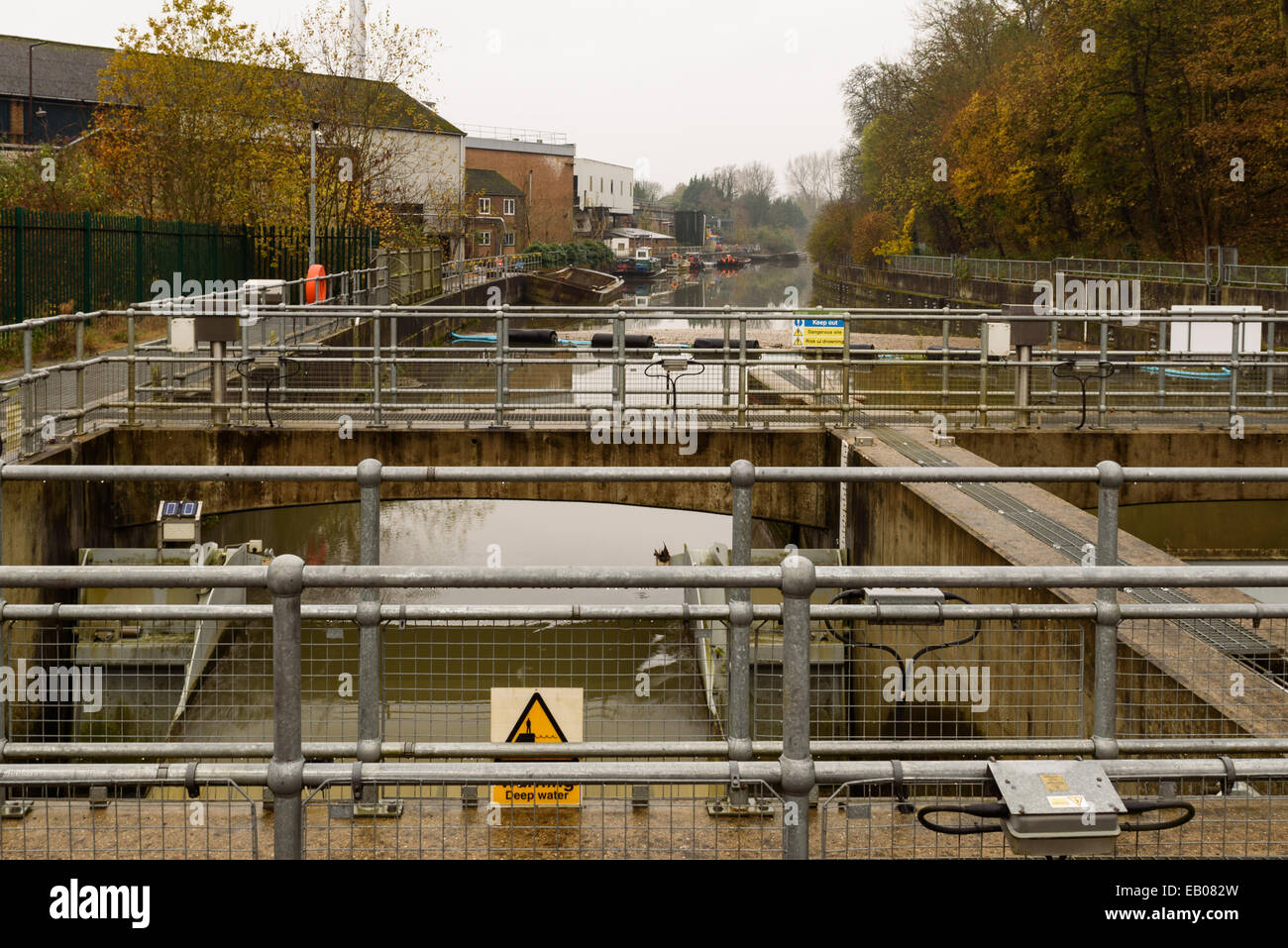 Maidenhead flood difesa canale di sfiato guardando al vecchio Taplow Cartiera Foto Stock