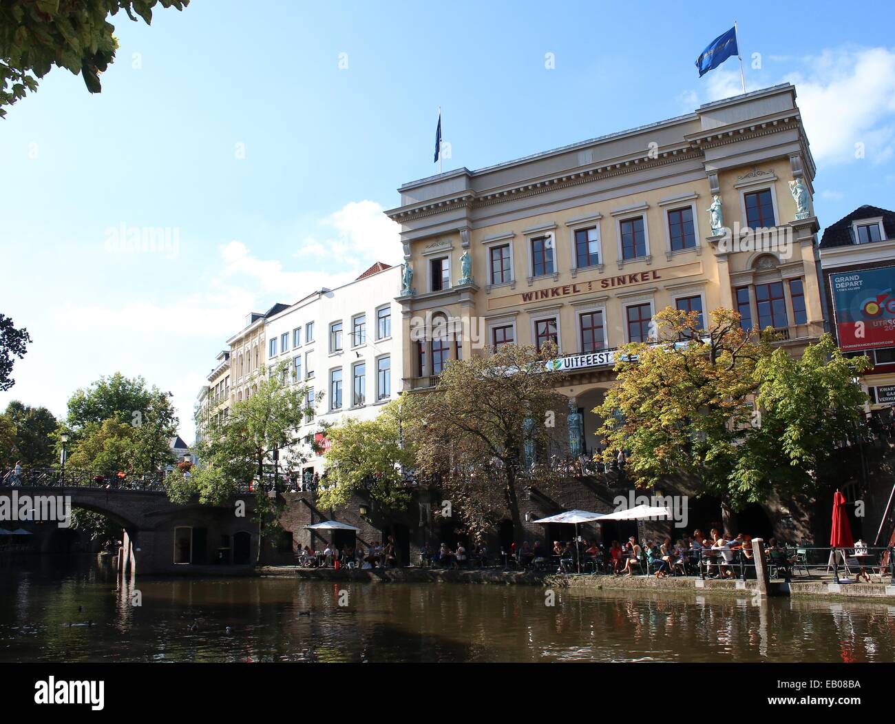 Gli studenti gustando un drink presso Winkel van Sinkel, terrazza sul vecchio centro medievale banchine lungo Oudegracht canal. interna della città di Utrecht, Paesi Bassi Foto Stock