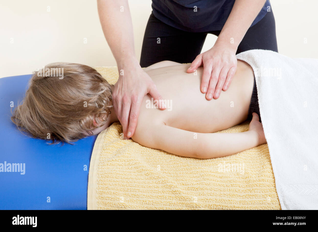Una femmina di fisioterapista rende di fisioterapia con bambini piccoli Foto Stock