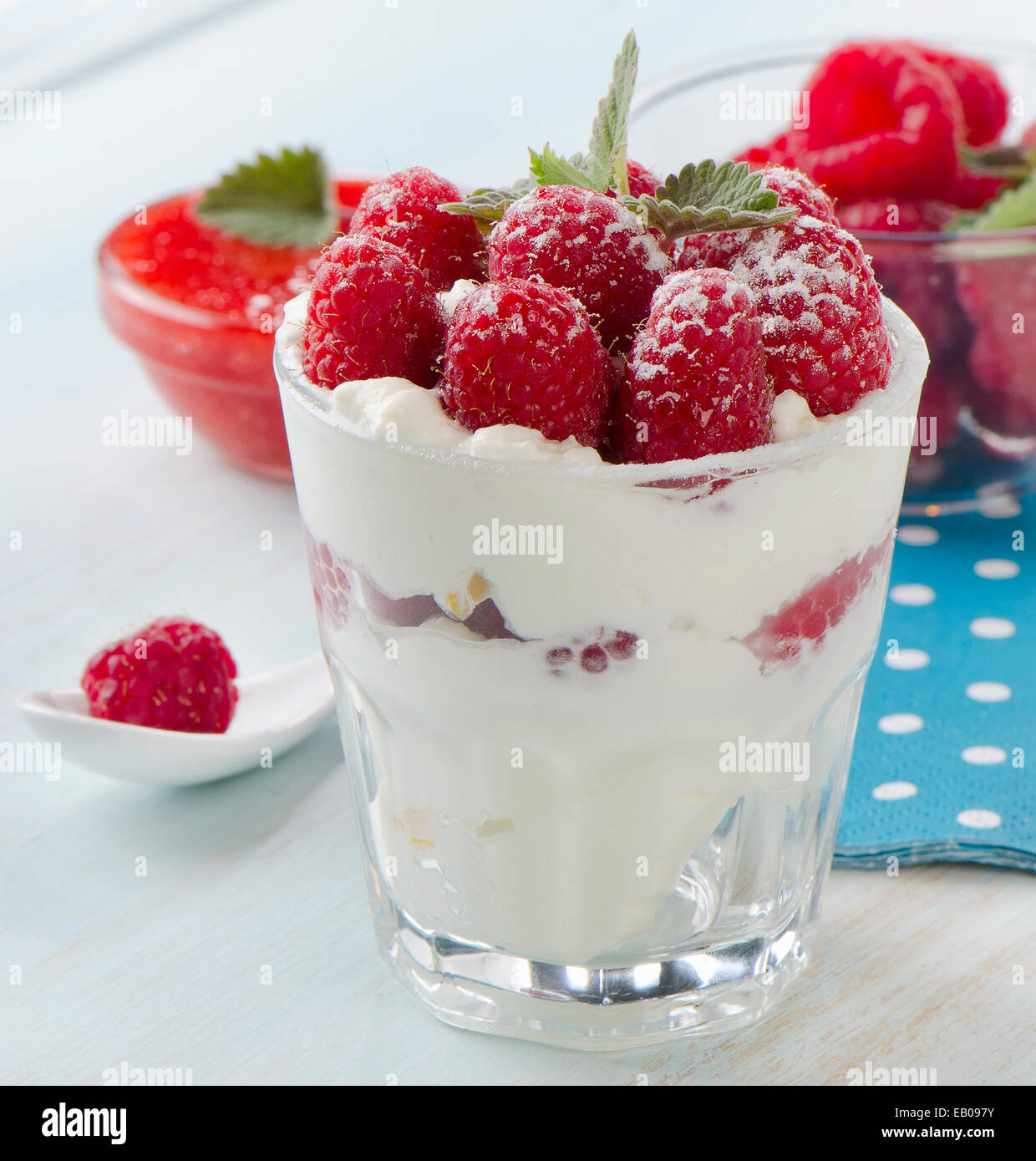 Dolce con lamponi e foglie di menta. Messa a fuoco selettiva Foto Stock
