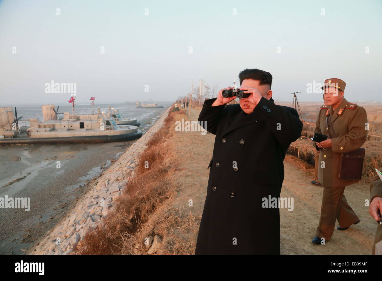 Pyongyang, Repubblica democratica popolare di Corea. 23 Novembre, 2014. Foto fornita dalla Korean Central News Agency (KCNA) su Nov.23, 2014 mostra top leader della Repubblica Popolare Democratica di Corea (DPRK) Kim Jong Onu (L) di ispezionare un combinati trapano congiunta delle unità sotto KPA grandi unità combinate 572 e 630. Kim Jong Onu guardato tutto il processo di esercizio e richiesto che tutte le unità militari per provare sotto le condizioni simulate di una vera e propria guerra e di essere ben preparati a tutti i tempi. (Xinhua/KCNA) Credito: Xinhua/Alamy Live News Foto Stock