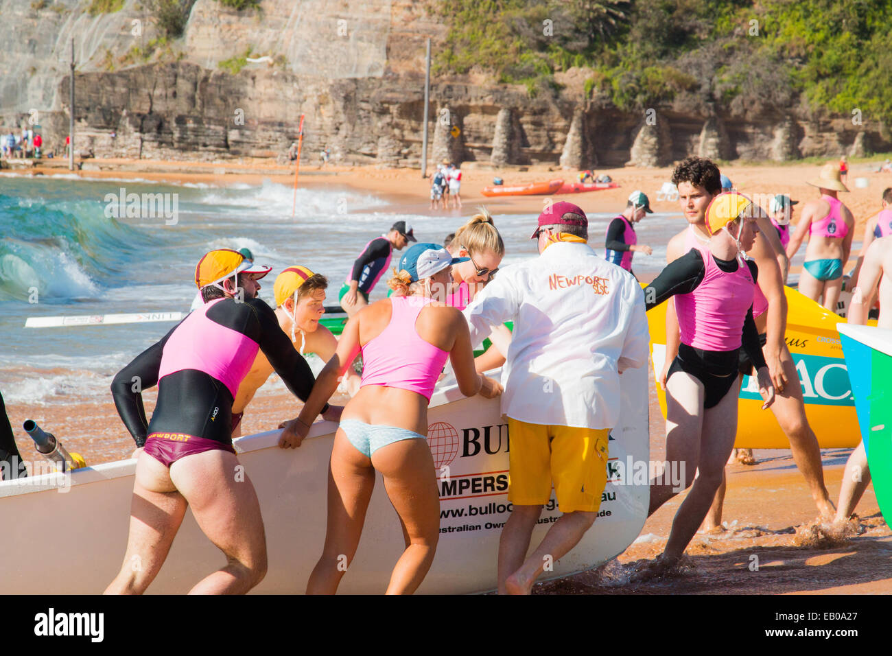 La competizione estiva di carnevale tra i surfclub situati sulle spiagge settentrionali di Sydney inizia a Bilgola Beach, Sydney, Australia Foto Stock