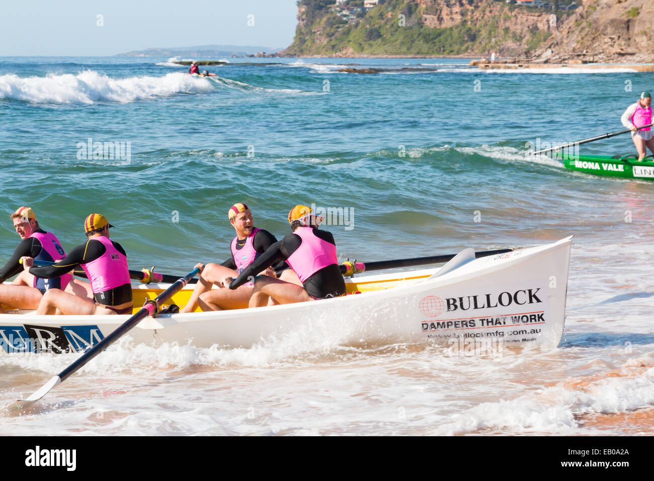 Estate surfboat racing la concorrenza tra surfclubs situato a Sydney le spiagge del nord inizia a Bilgola Beach. Foto Stock