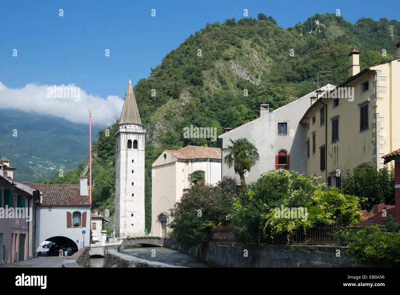 Chiesa parrocchiale e canal Vittorio Veneto in provincia di Treviso Nord Italia Foto Stock