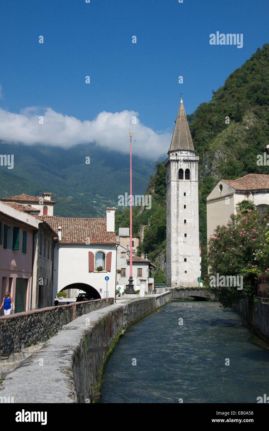 Chiesa parrocchiale e canal Vittorio Veneto in provincia di Treviso Nord Italia Foto Stock