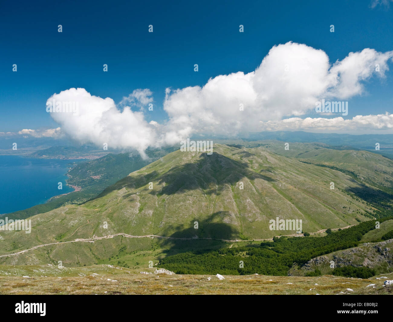 Il lago di Ohrid e il picco di Lako Signoj visto dalla montagna di Magaro in Galicica National Park, ex Repubblica iugoslava di Macedonia Foto Stock