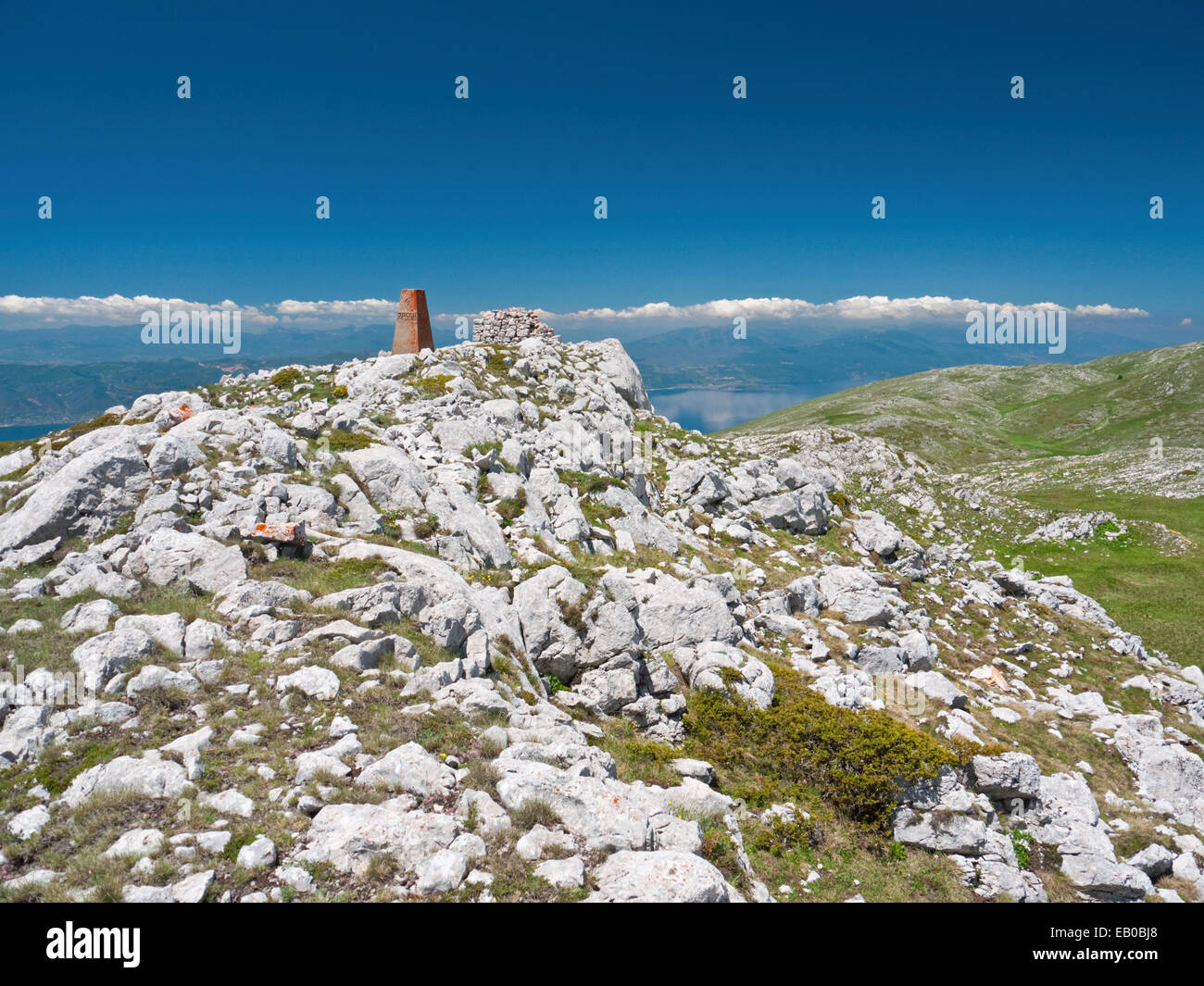 Marcatore di confine post Kota F10 tra Albania e Macedonia, in Galicica National Park, ex Repubblica iugoslava di Macedonia Foto Stock