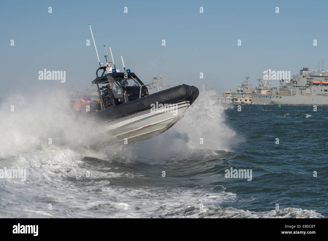 US Coast guardie a bordo di una Maritime Security Response Team piccola barca di condurre un esercizio di formazione nella baia di Chesapeake Novembre 20, 2014 a Portsmouth, Virginia. Foto Stock