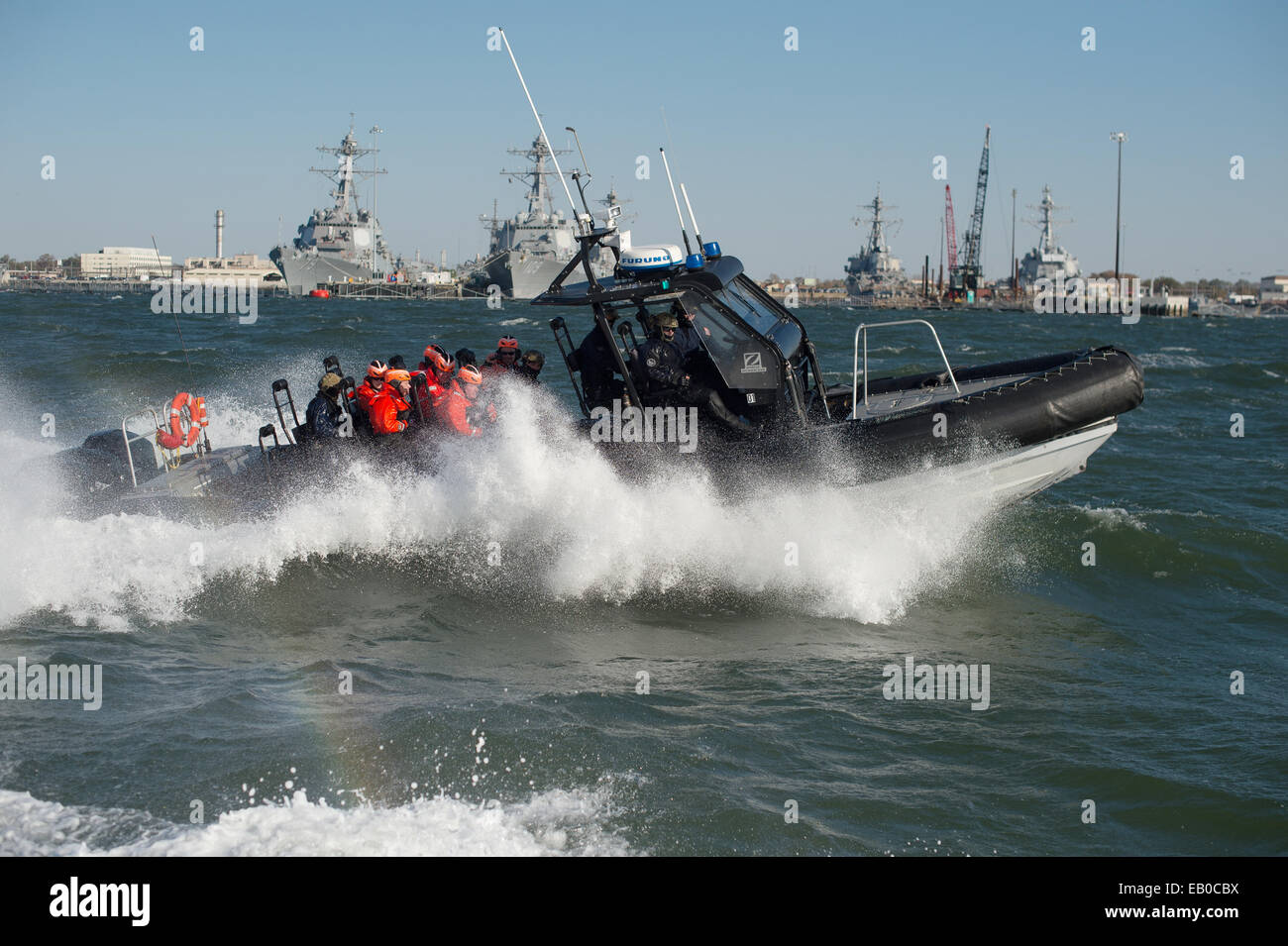 US Coast guardie a bordo di una Maritime Security Response Team piccola barca di condurre un esercizio di formazione nella baia di Chesapeake Novembre 20, 2014 a Portsmouth, Virginia. Foto Stock