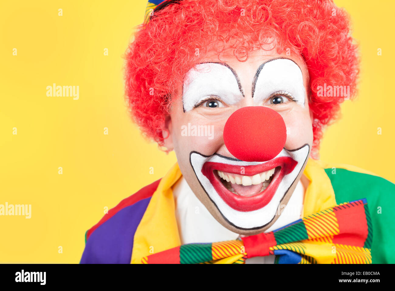 Clown chiudere su sfondo giallo Foto Stock
