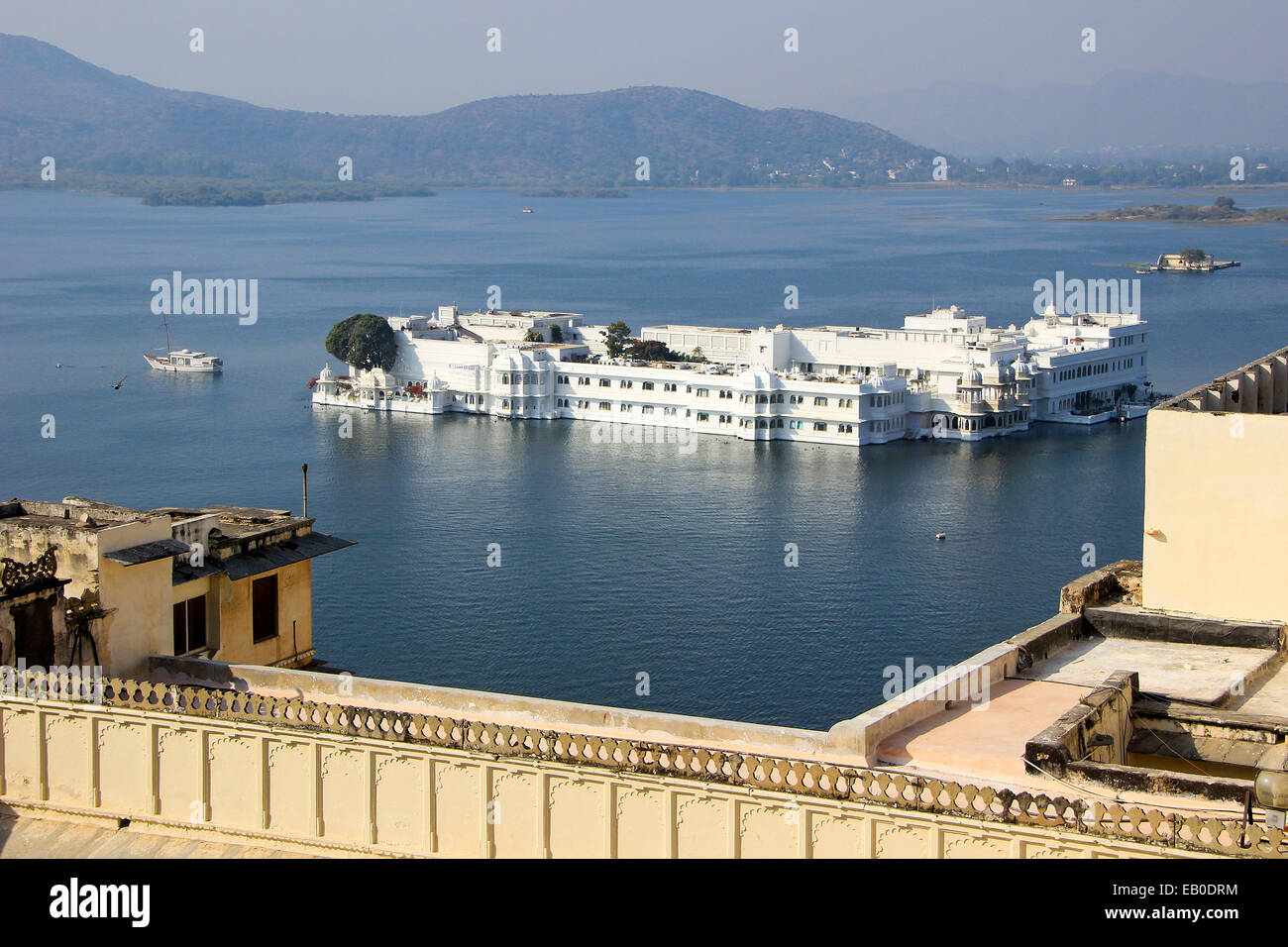 Lago Pichola e il Lago Palace visto dalla terrazza del Palazzo di Città, Udaipur, Rajasthan, India, Asia Foto Stock