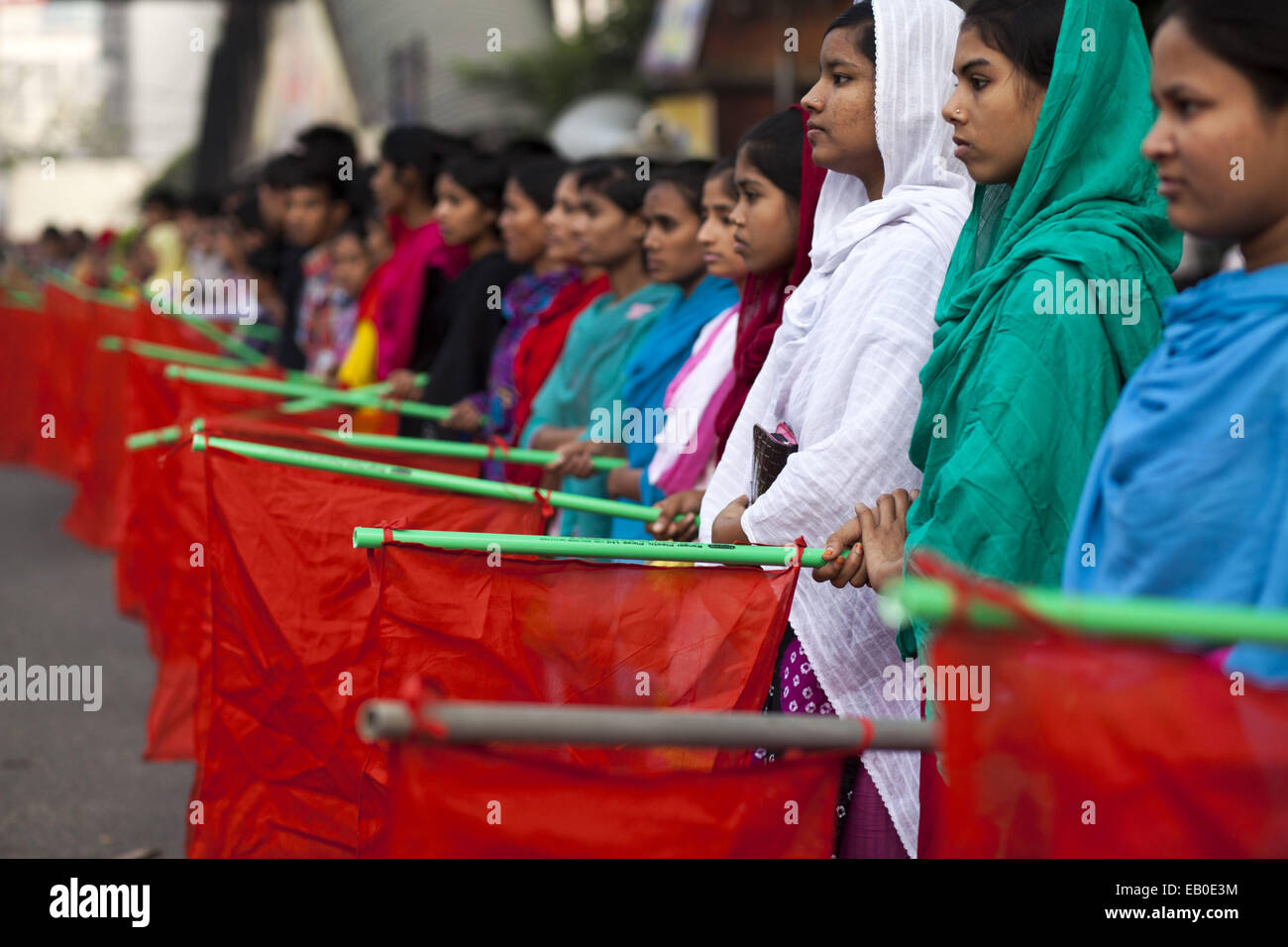 Dacca in Bangladesh. 23 Nov, 2014. Vittime della moda Tazreen realizzato protesta di fronte press club esigente la punizione per il Tazreen fabbrica di moda proprietario e il risarcimento delle vittime della fabbrica 2012 fire, in Savar, una trentina di chilometri a nord di Dhaka.almeno 124 persone sono state uccise in un massiccio blaze che ha travolto multipiano fabbrica di indumento nella periferia della capitale del Bangladesh in uno dei peggiori fire tragedie nel paese il 25 novembre 2012. © Zakir Hossain Chowdhury/ZUMA filo/Alamy Live News Foto Stock