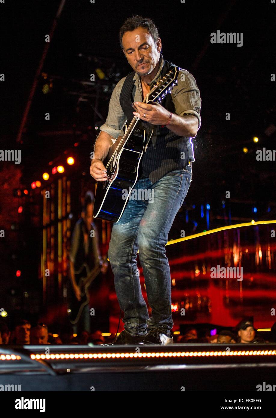 Rock superstar intrattenitore Bruce Springsteen suona armonica e chitarra durante il concerto per Valor Novembre 11, 2014 a Washington D.C. Foto Stock