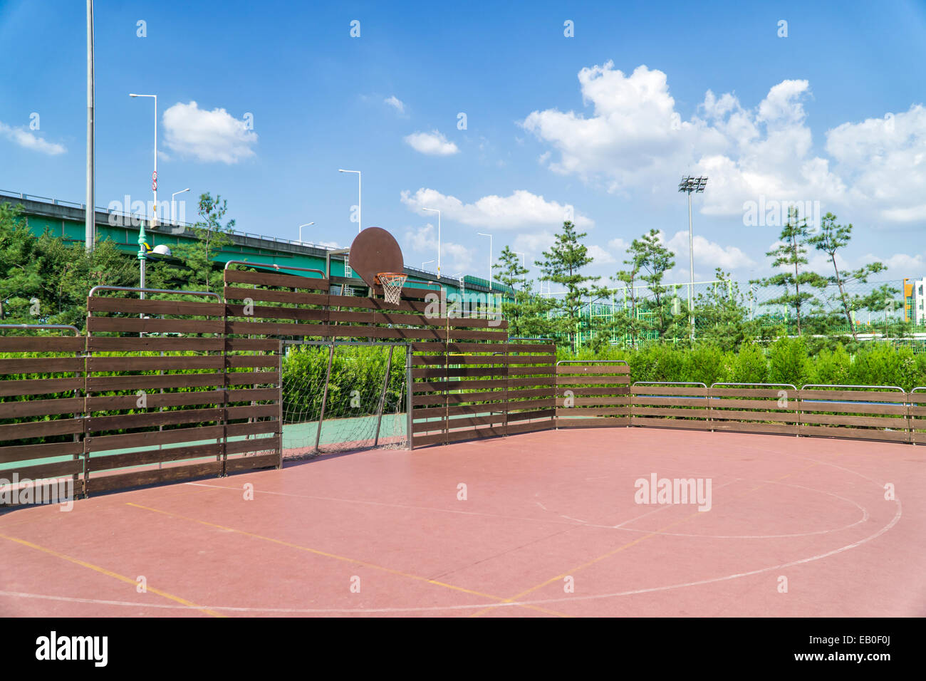 Il calcio e basket arena nella giornata di sole Foto Stock