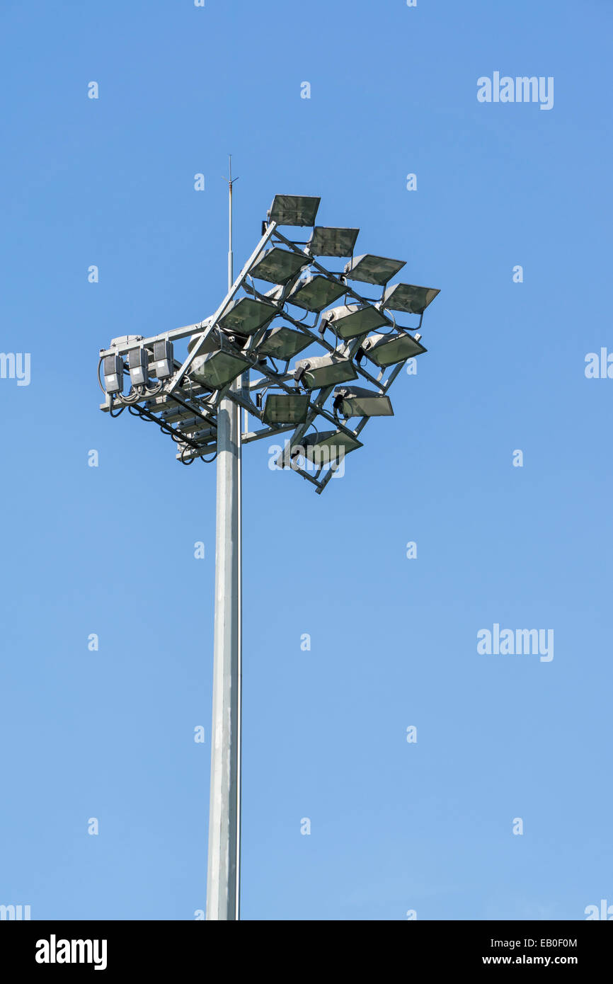 Lo stadio di illuminazione sportivi contro il cielo blu sullo sfondo Foto Stock