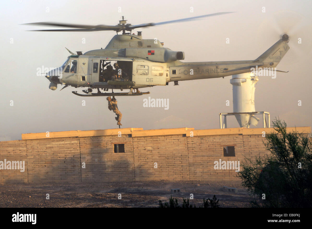 Un US Marine Corps UN-1Y Huey elicottero Marines degli inserti durante un pesante Huey Raid in K-9 Village, Yuma Proving Grounds Ottobre 1, 2014 in Yuma, Arizona. Foto Stock