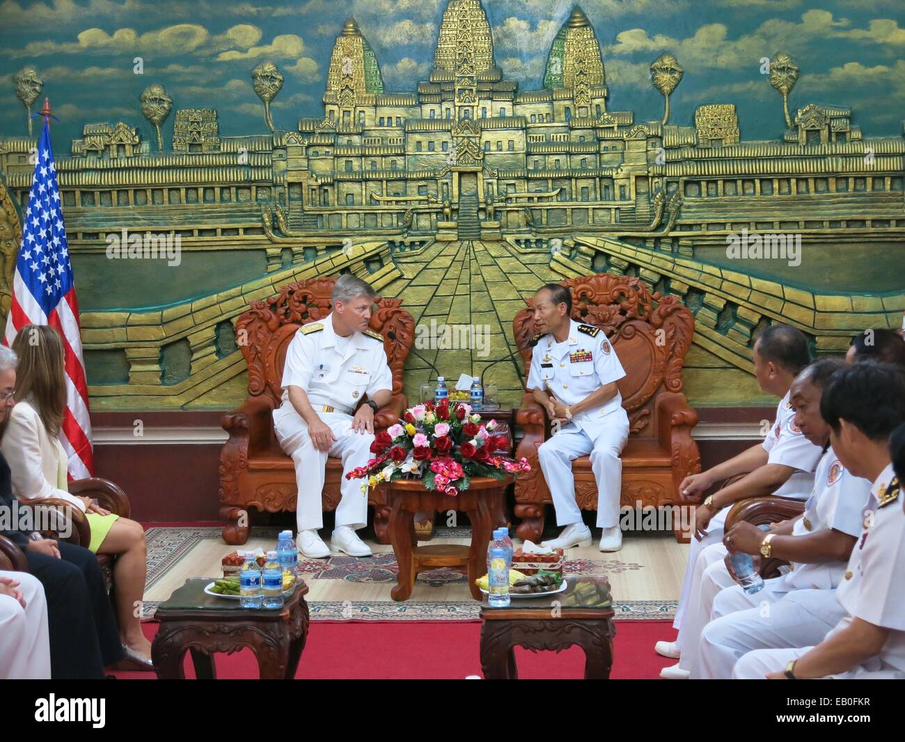 US Navy Vice Adm. Robert Thomas, sinistra, comandante della flotta di 7 soddisfa con cambogiano Vice Adm. Ouk Seyha, comandante della risma Base Navale di discutere di cooperazione tra le due marine militari Ottobre 27, 2014 in risma base navale, Cambogia. Foto Stock