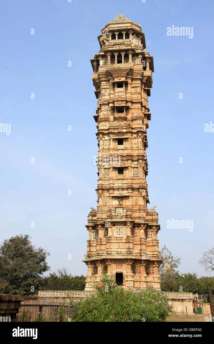 122 metri di altezza, 9 storied monumento Vijay Sthambh (Vittoria Torre) avente 157 scale a Chittorgarh Fort, Rajasthan, India, Asia Foto Stock