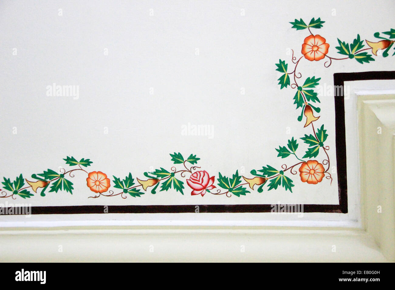 Bella, decorativi a foglia verde e rosso floreale design a soffitto Foto Stock