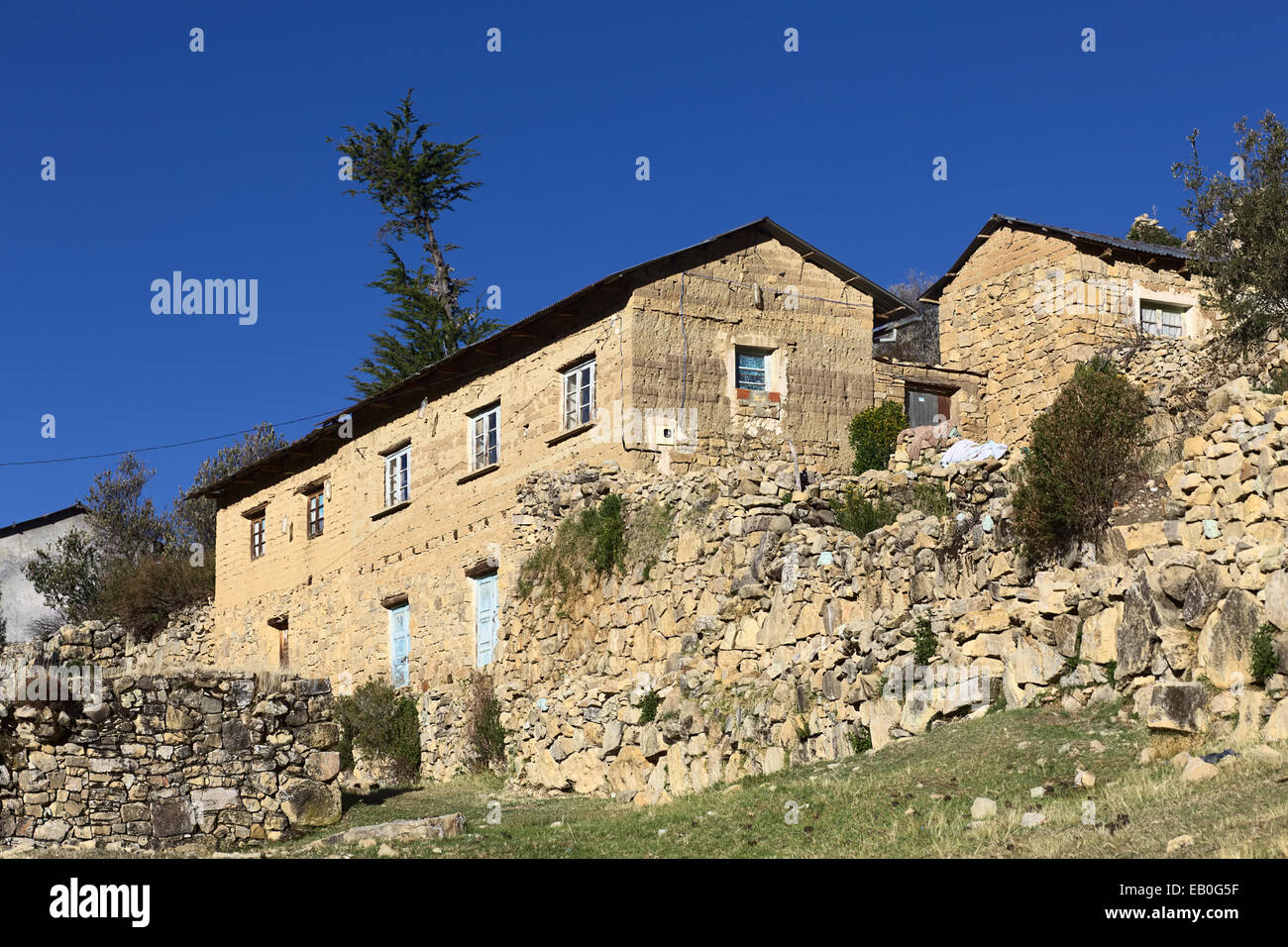 Le antiche pareti di pietra e un mattone di adobe house nel piccolo e tradizionale villaggio aymara di Sampaya presso il lago Titicaca in Bolivia Foto Stock