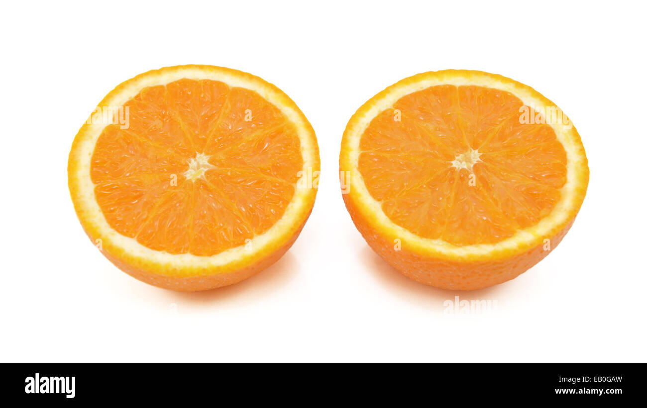 Arance fresche tagliate a metà, isolato su sfondo bianco Foto Stock