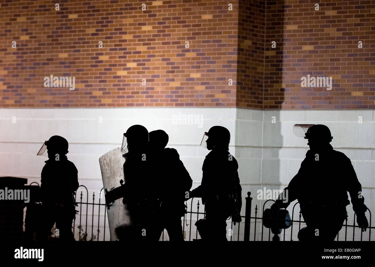 Ferguson, Missouri, Stati Uniti d'America 23 Nov, 2014. Sagome di polizia in riot gear camminando sul marciapiede presso il Ferguson stazione di polizia in Ferguson, Missouri, Stati Uniti il 9 novembre 23, 2014, in attesa del Grand Jury's decisione se addebitare il funzionario di polizia uccidendo disarmato 18-anno-vecchio Michael Brown il 9 agosto. Credito: Shen Ting/Xinhua/Alamy Live News Foto Stock