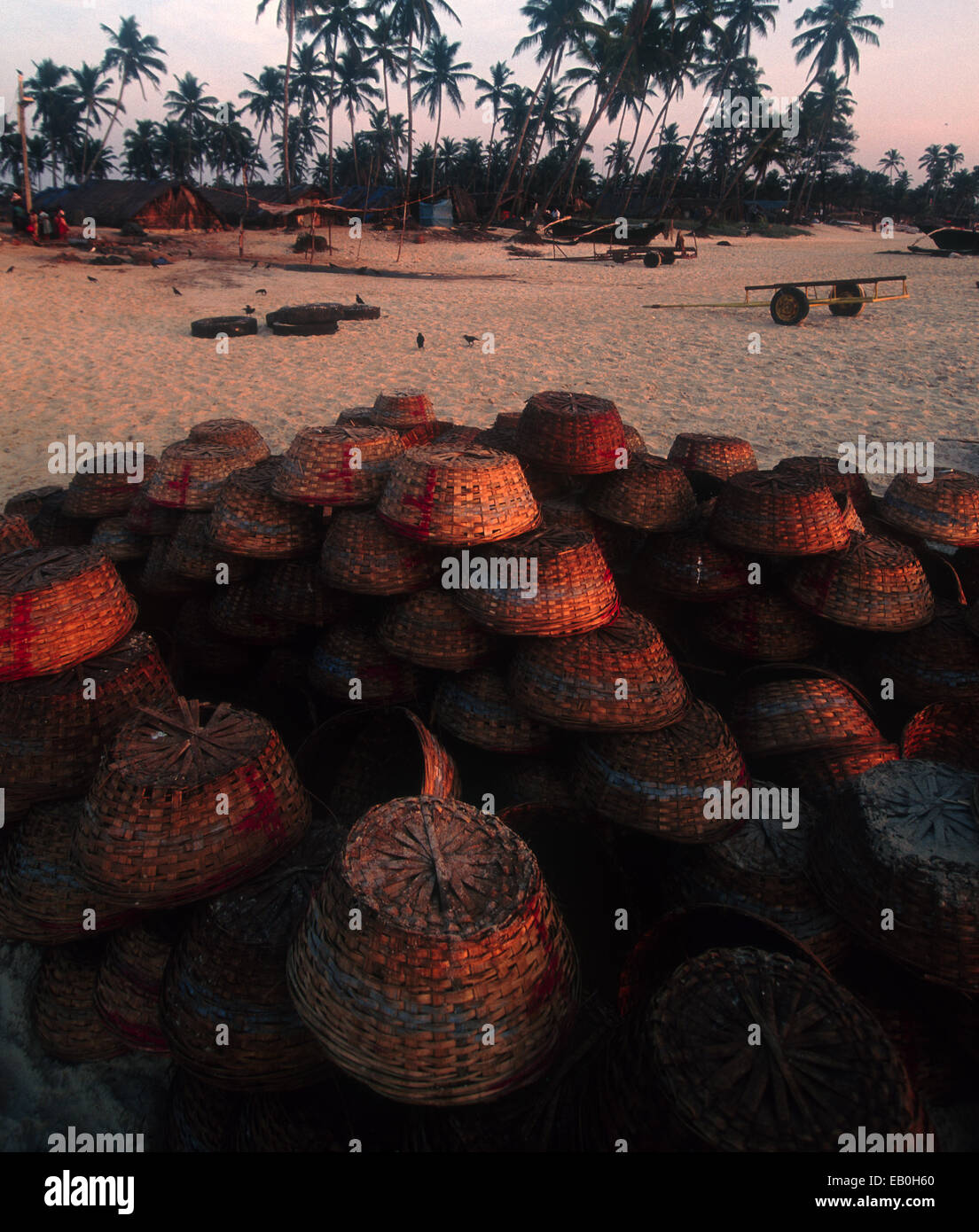 Cestini per la raccolta di pesce sulla spiaggia di Goa, India Foto Stock