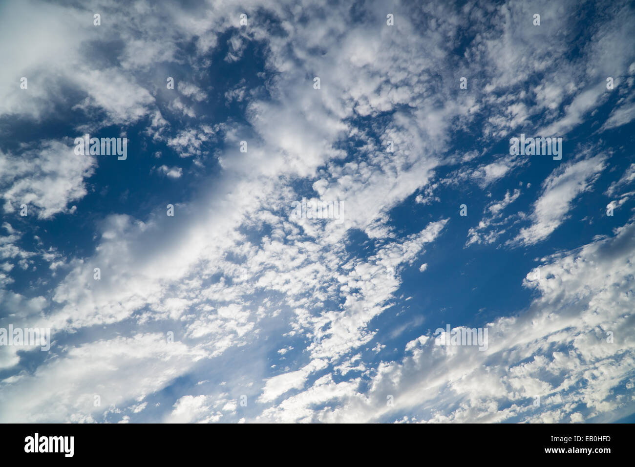 Vista del cielo ckoudy in una giornata di sole Foto Stock