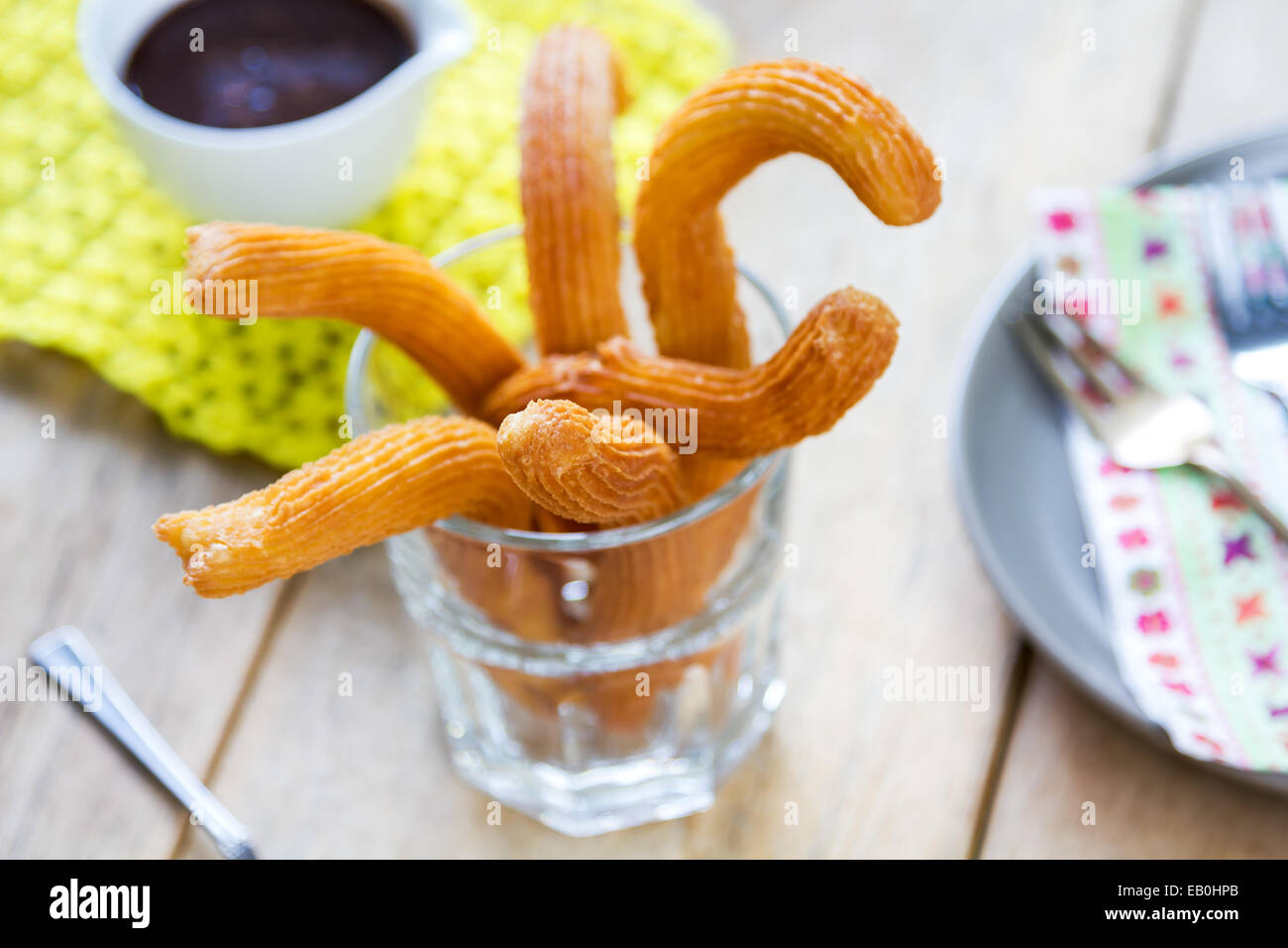 In casa Churros con salsa al cioccolato Foto Stock