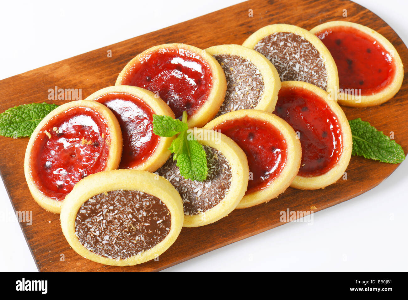 Mini crostate con marmellata e cioccolato ripieno di noce di cocco Foto Stock
