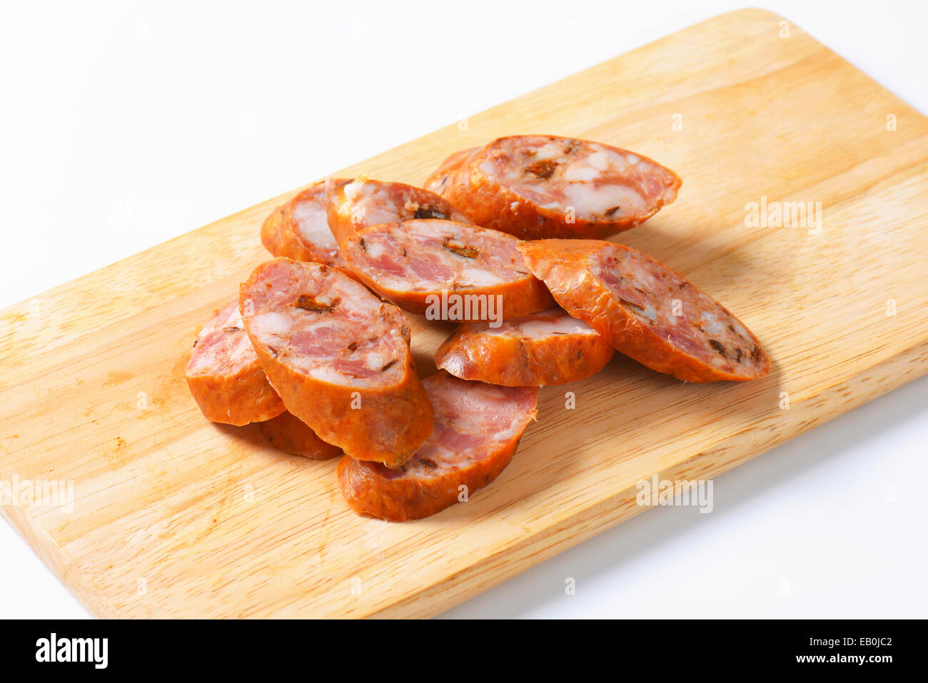 Fette di carne di maiale affumicata salsiccia sul bordo di taglio Foto Stock