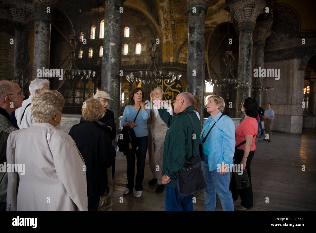 Gruppo di tour visita il famoso Aya Sofya (Chiesa della Santa sapienza), Istanbul, Turchia, Medio Oriente Foto Stock