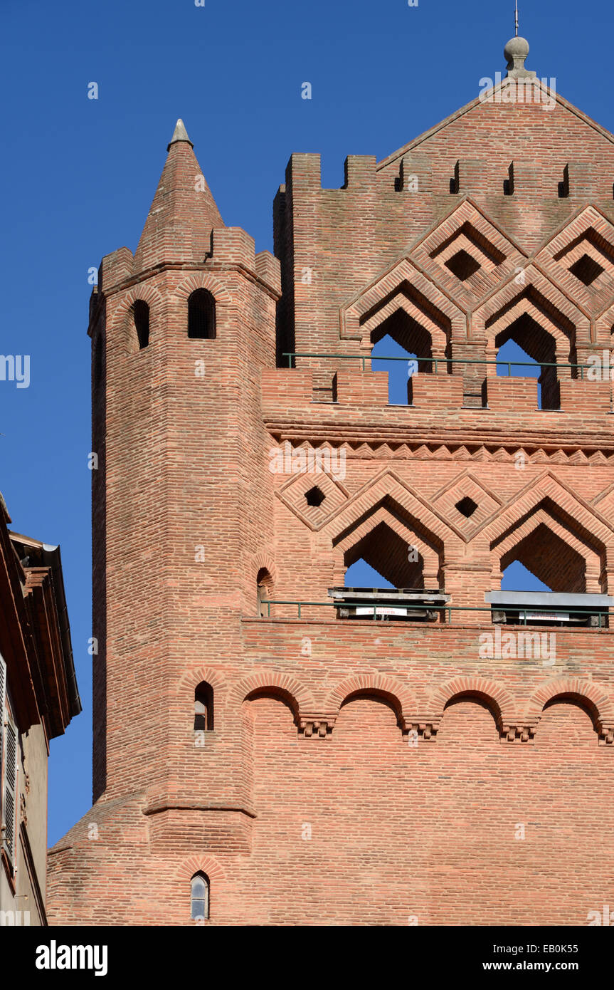 Ornati di mattoni rossi dettaglio sulla facciata della gotica Cattedrale di Notre Dame de Taur chiesa (c14th) Toulouse Francia Foto Stock