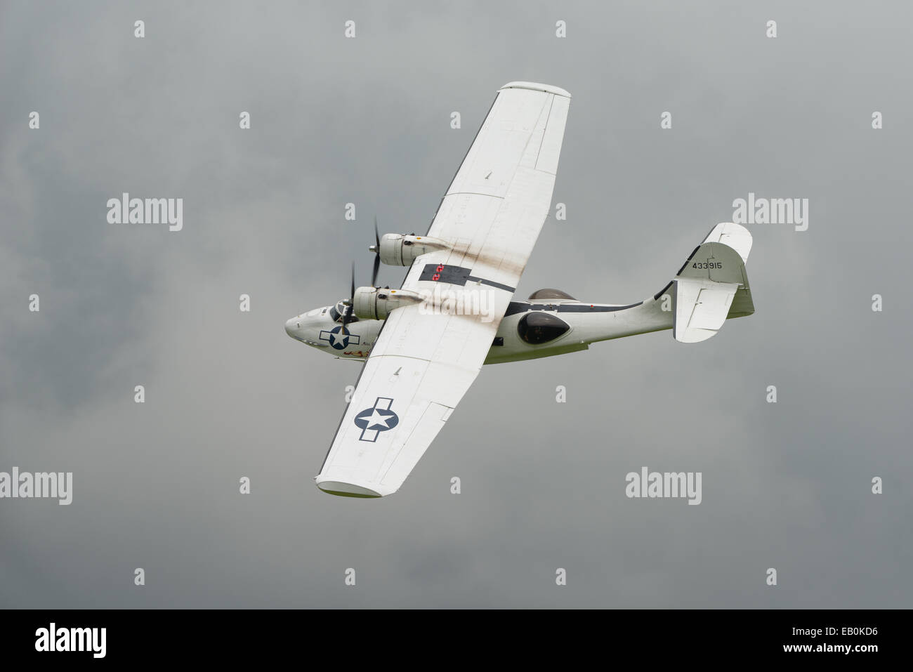 Biggleswade, Regno Unito - 29 Giugno 2014: consolidamento di Catalina costruttiva PBY5A, 'Miss il ritiro" presso la collezione Shuttleworth air show. Foto Stock