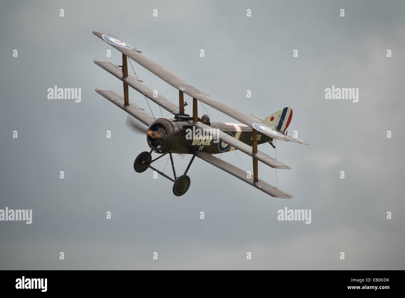 Biggleswade, Regno Unito - 29 Giugno 2014: un'annata 1916 British Sopwith triplano sul display alla Collezione Shuttleworth air show. Foto Stock