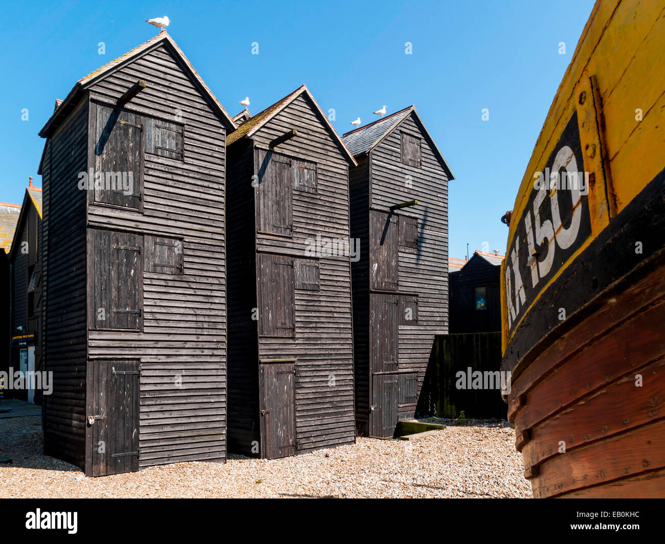 Alti tradizionali capanne di legno per rete da pesca storage East Cliff Hastings Regno Unito Foto Stock