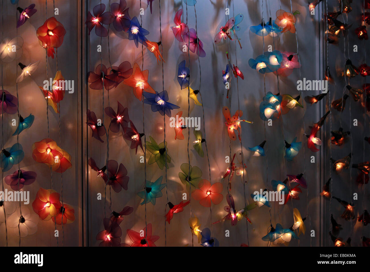 Luce, colore pieno, pendenti, forma di fiore, elettricità, filo situato in New Delhi, India. Foto Stock