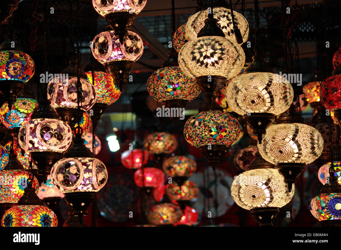 Colore pieno di luce, luce circolare, voglia di luce, vetro, metallo, energia elettrica della lampadina, coper e bronzo in New Delhi, India. Foto Stock