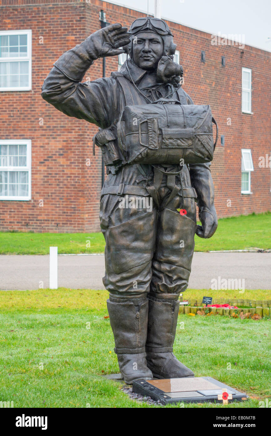 Statua di Andy Mynarski VC che ha agito con vistosi coraggio per tentare di liberare il intrappolato artigliare posteriore sopra la Francia WW2 Foto Stock