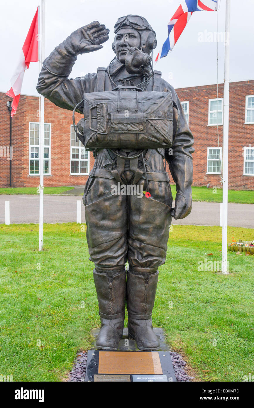 Statua di Andy Mynarski VC che ha agito con vistosi coraggio per tentare di liberare il intrappolato artigliare posteriore sopra la Francia WW2 Foto Stock