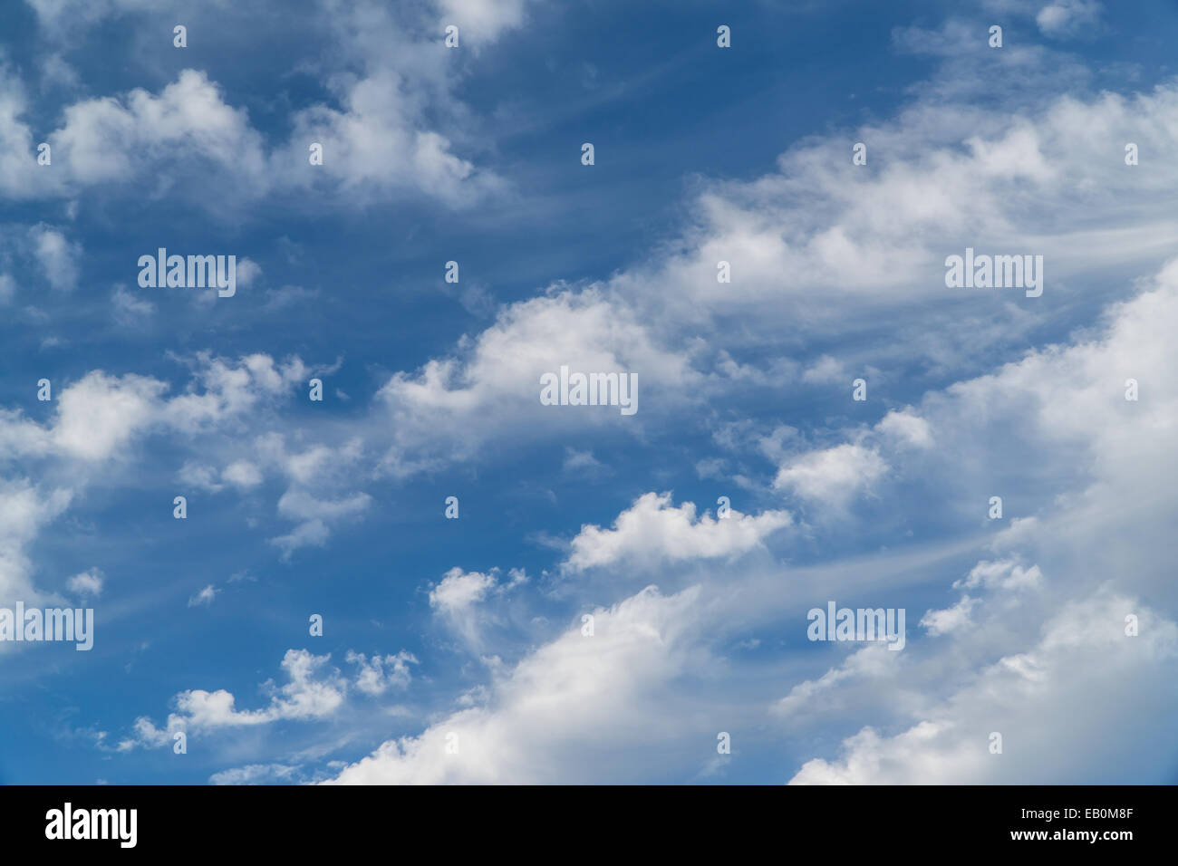 Vista del cielo ckoudy in una giornata di sole Foto Stock