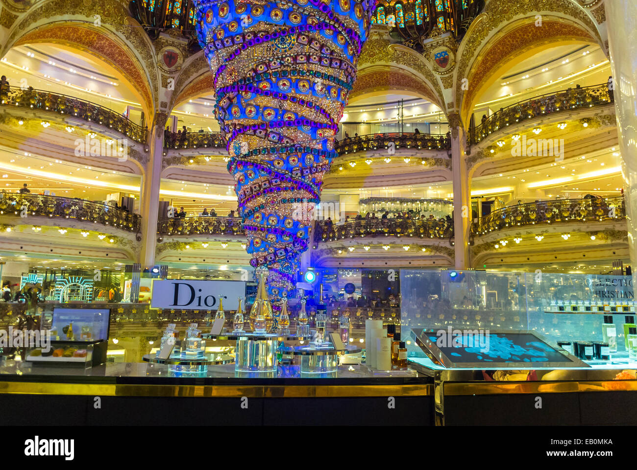 Parigi, Francia, decorazioni con luci di Natale, all'interno del grande magazzino francese, 'Galeries Lafayettes', profumo francese, negozio di Christian Dior, prodotti di lusso su illuminazione a LED in esposizione Foto Stock