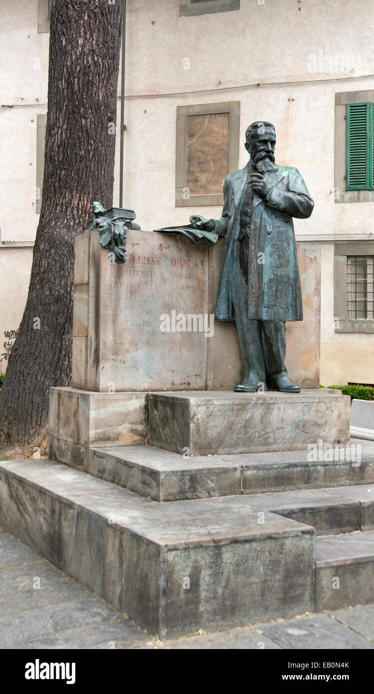 PISA, Italia - 04 settembre 2014: Monumento a Ulisse Dini, Matematico italiano e del politico nato a Pisa. Foto Stock
