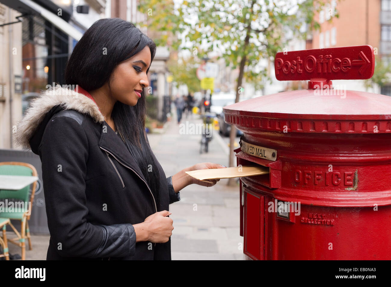 Giovane donna invio di lettere. Foto Stock