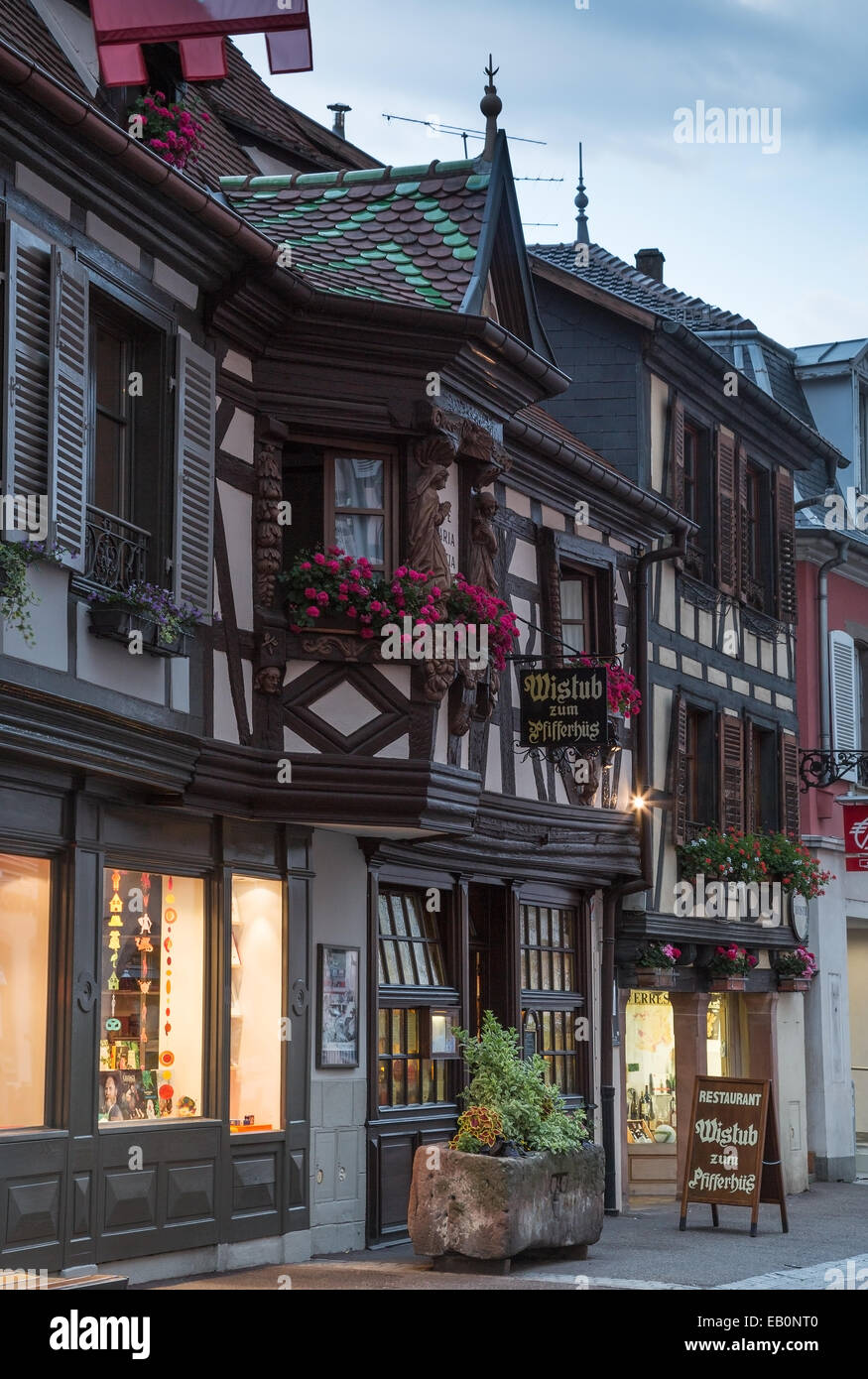 Il grazioso villaggio di Ribeauville nell'Alsazia, Francia, decorativo tetto di tegole, pittoresche strade in prima serata Foto Stock