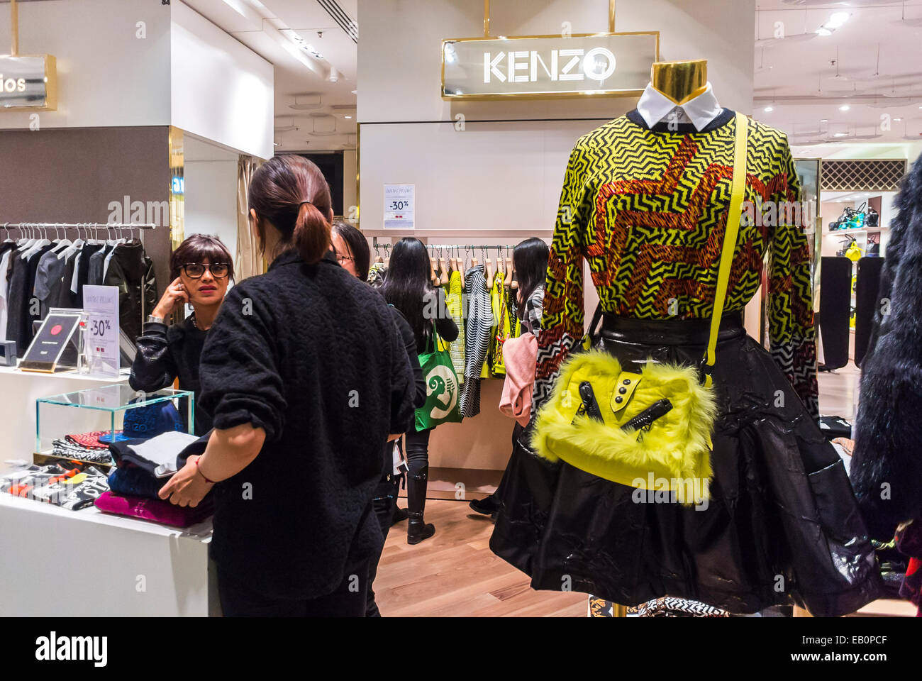 Parigi, Francia, donne Shopping all'interno del dipartimento francese Store, 'Galeries Lafayettes', Franco-Japanese abbigliamento designer, Kenzo Shop, da dietro Foto Stock